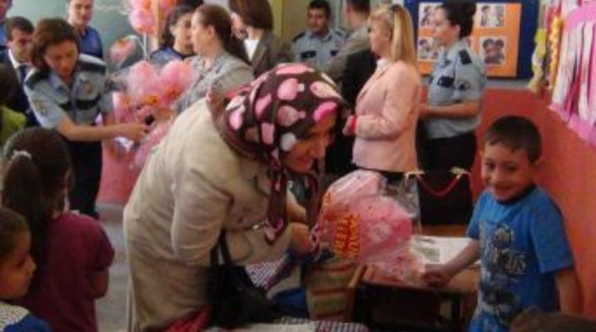 Polis Eşleri, 3 Bin &Ouml;ğrenciyi Hediyelerle Sevindirdi