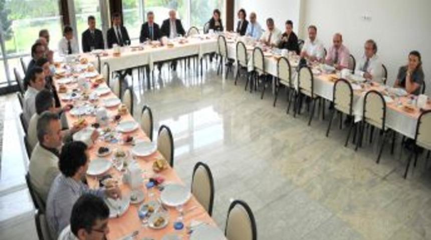 Rekt&ouml;r Elmas, SA&Uuml; Tıp Fak&uuml;ltesi &Ouml;ğretim &Uuml;yeleriyle Yemekte Buluştu