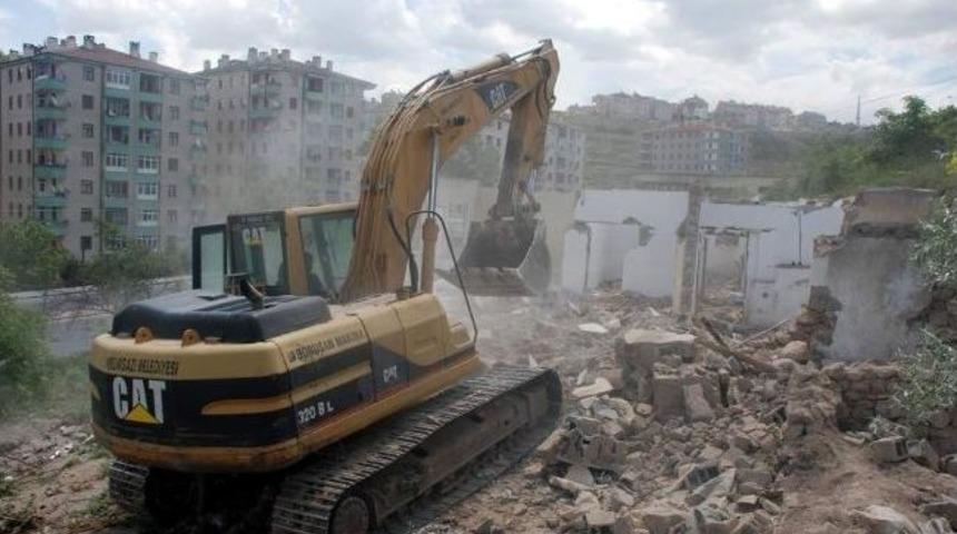 Kentsel D&ouml;n&uuml;ş&uuml;m İ&ccedil;in 23 Gecekondu Yıkıldı