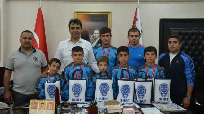 Başarılı G&uuml;reş&ccedil;ilere Tablet &Ouml;d&uuml;l&uuml;