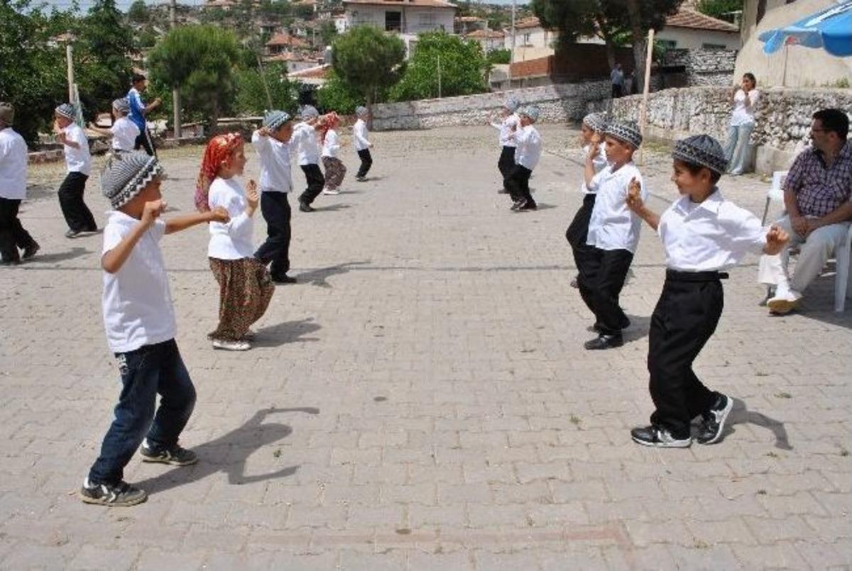 Manisa'da 'kitap Hasadı&rsquo; Kampanyası K&ouml;ye K&uuml;t&uuml;phane Kazandırdı