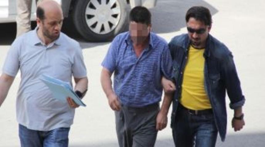 Polis Arabasından &Ccedil;anta &Ccedil;aldı