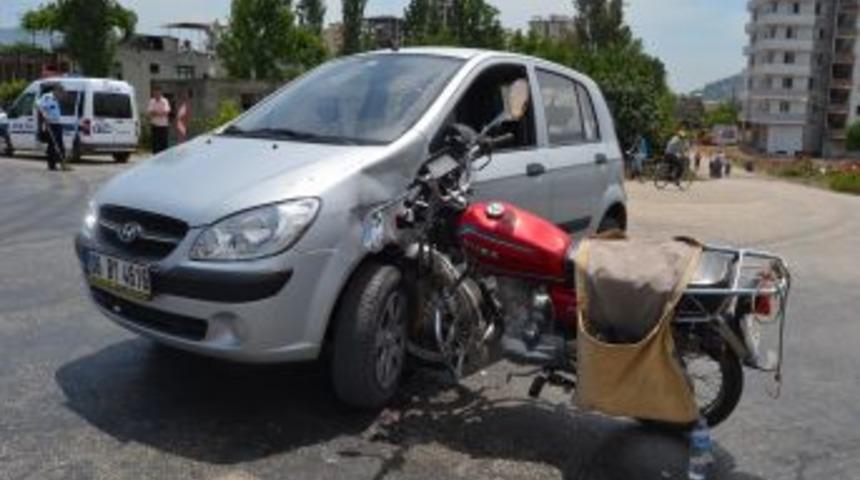Otomobile &Ccedil;arpan Motosikletin S&uuml;r&uuml;c&uuml;s&uuml; Yaralandı