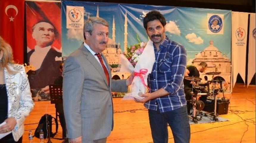 Uğur Işılak&rsquo;tan Gen&ccedil;lik Konseri