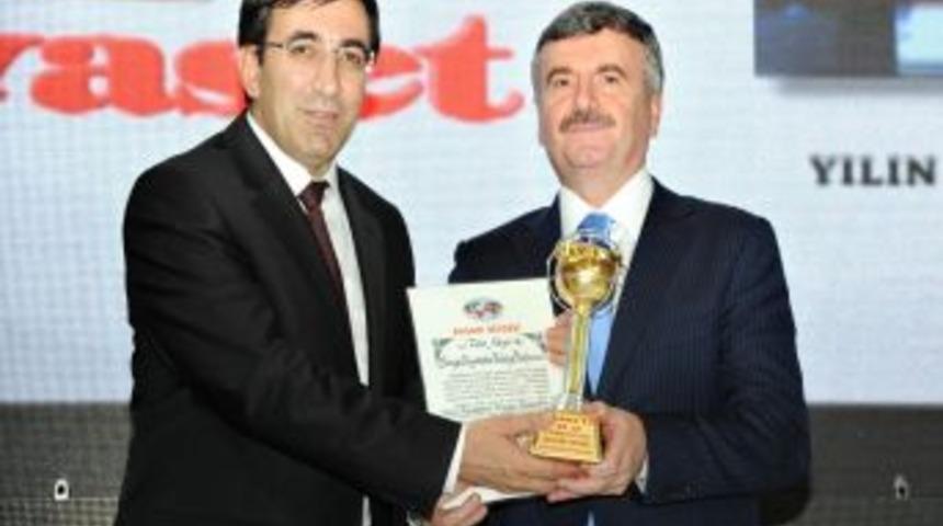 Tahir Aky&uuml;rek'e 'Yılın B&uuml;y&uuml;kşehir Belediye Başkanı' &Ouml;d&uuml;l&uuml;