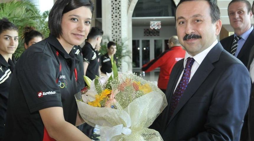 Rekt&ouml;r G&ouml;kbel'den Milli Sporculara Moral Ziyareti