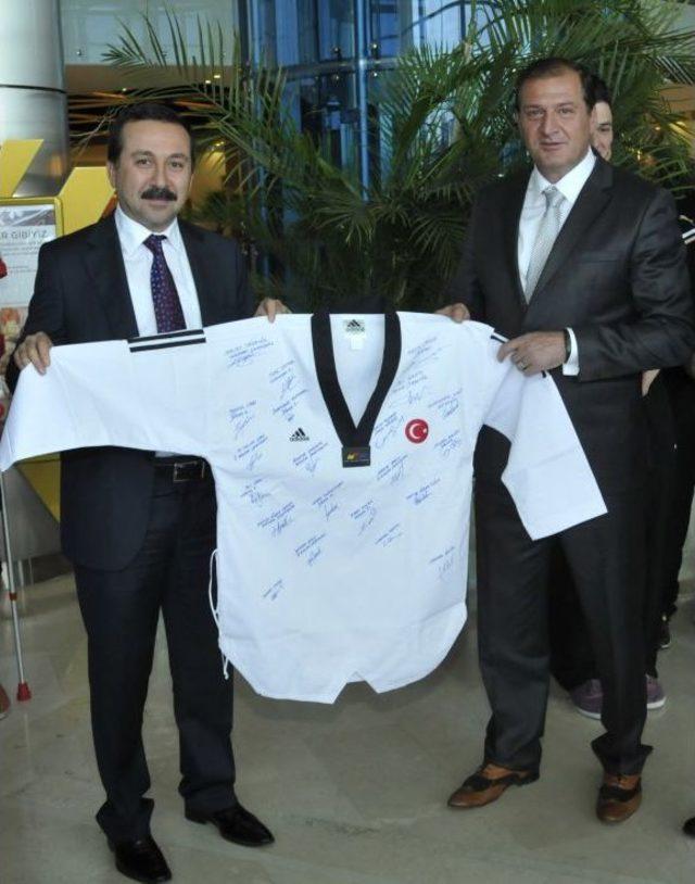 Rekt&ouml;r G&ouml;kbel den Milli Sporculara Moral Ziyareti 2