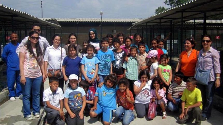 Minik &Ouml;ğrenciler Sokak Hayvanları Barınmaevini Ziyaret Etti