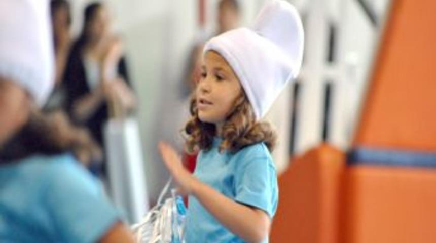 Minik &Ouml;ğrencilerin G&ouml;sterileri Ayakta Alkışlandı