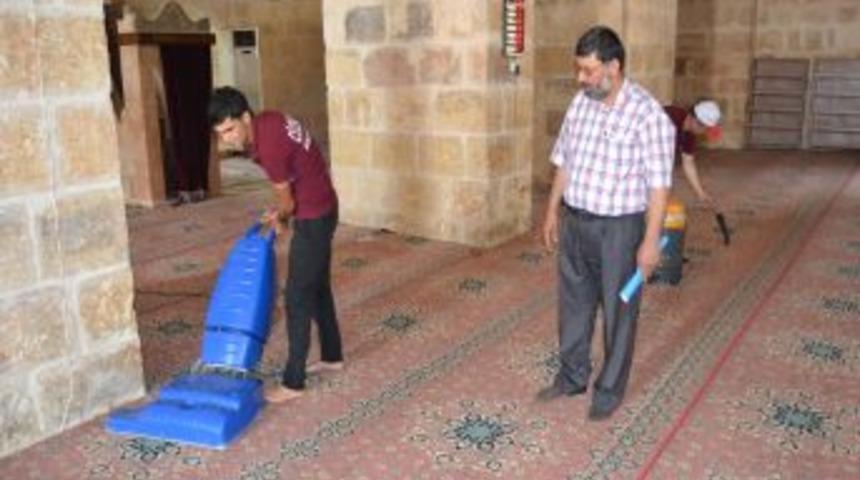 Kozan Belediyesi Camilerde Temizlik &Ccedil;alışması Başlattı