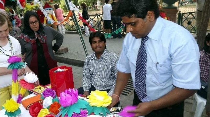 Hintliler Eskişehir'de Kağıt Kesme Sanatını &Ouml;ğretti