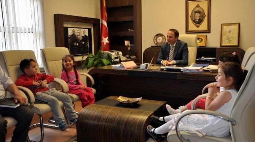 Minik &Ouml;ğrenciler Kaymakam Demiral&rsquo;i Ziyaret Etti