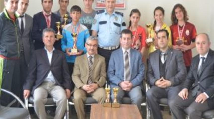 Başarılı Sporcular &Ouml;d&uuml;llendirildi