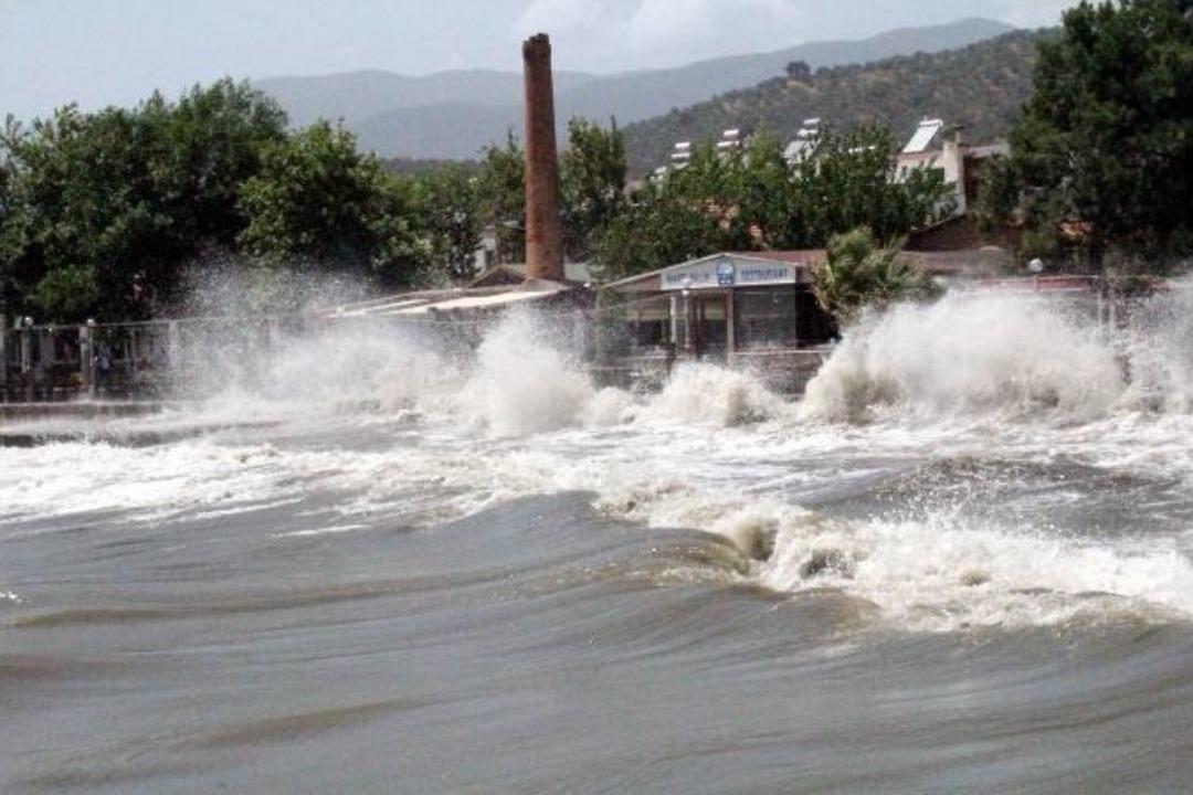 Edremit K&ouml;rfezi'nde Lodos Hayatı Fel&ccedil; Etti
