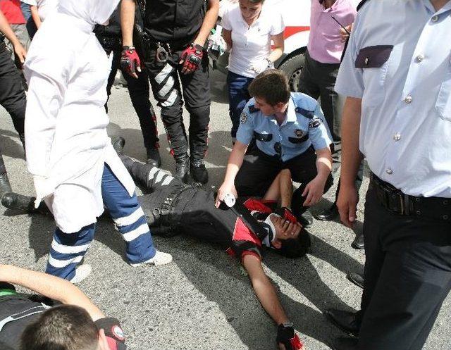 Yola D&ouml;k&uuml;len Yağ, Motorize Polislere Kaza Yaptırdı 1