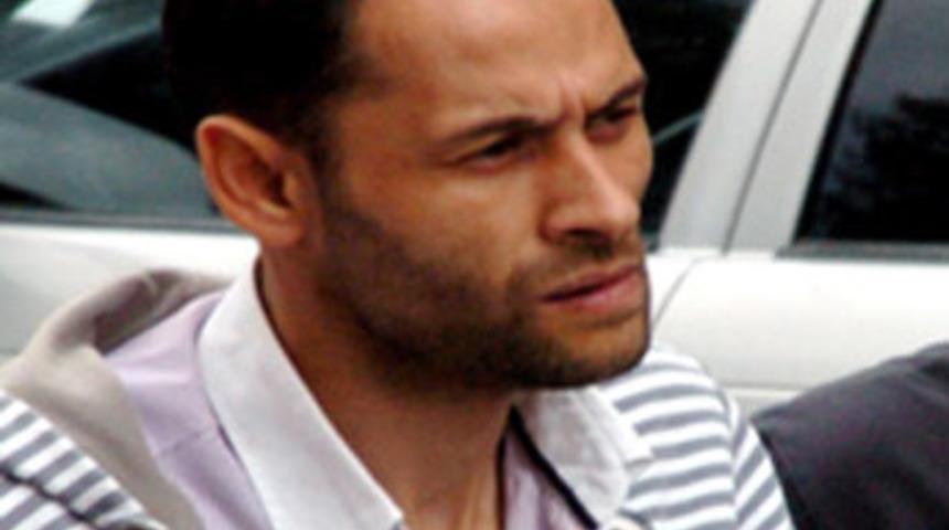 &Uuml;vey babasını ve birlikte olduğu kadını yaktı