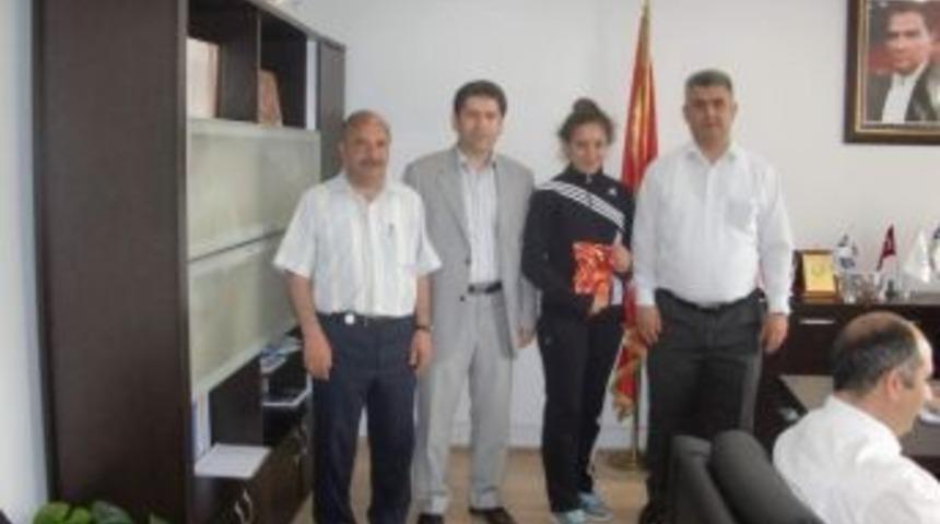 Boz&uuml;y&uuml;k'te Ortaokul &Ouml;ğrencisinin Tekvando Başarısı