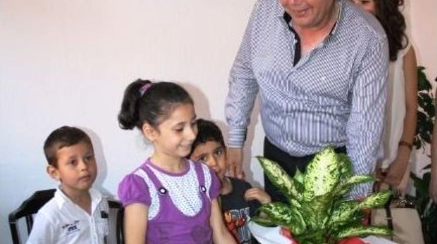 Minik &Ouml;ğrencilerden Başkan T&uuml;rk&ouml;zen'e &Ccedil;i&ccedil;ekli Jest