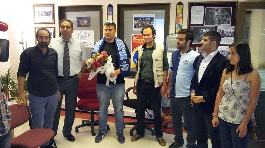 Demirspor Taraftarları Ma&ccedil;ta Yaralanan TRT Kameramanını Ziyaret Etti