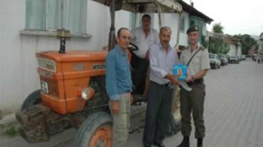 Selendi Jandarması Trakt&ouml;r S&uuml;r&uuml;c&uuml;lerine Tepe Lambası Dağıttı