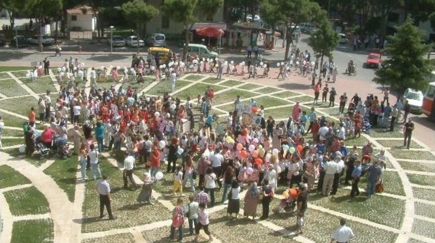 Burhaniye&rsquo;de Minik &Ouml;ğrenciler Bayram Yaptı