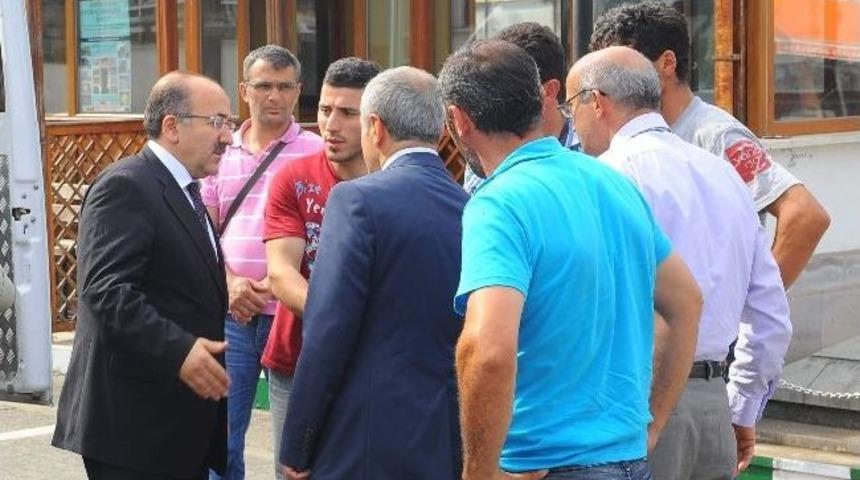 Başkan G&uuml;mr&uuml;k&ccedil;&uuml;oğlu'ndan Trafik Kazasında Hayatını Kaybeden Bordo Mavili Taraftarların Ailelerine Taziye