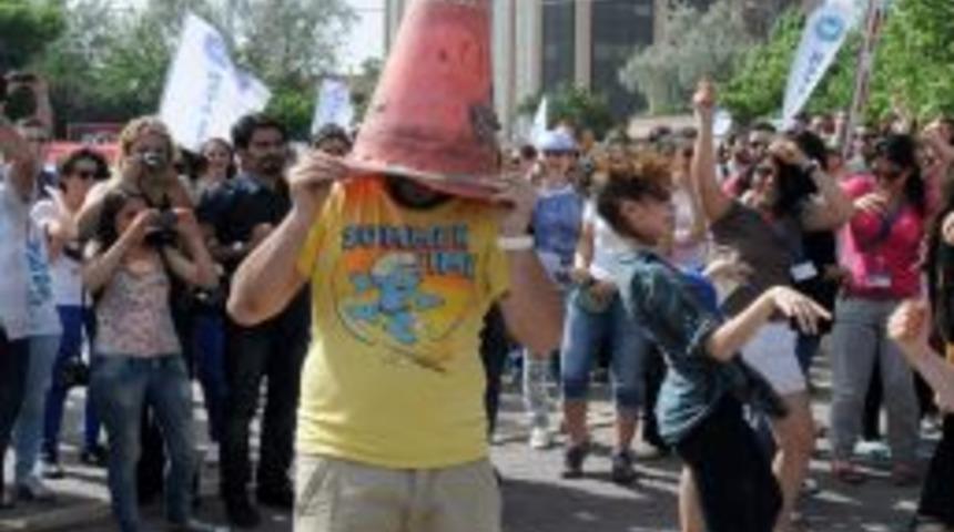 İşten &Ccedil;ıkarılan Hostesler THY&rsquo;yi Dans Ederek Protesto Etti