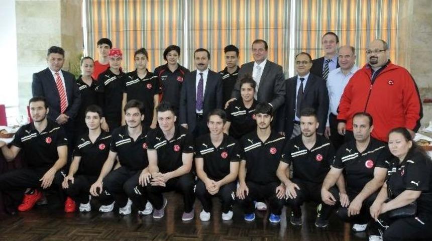 Rekt&ouml;r G&ouml;kbel&rsquo;den Tekvandoculara Ziyaret