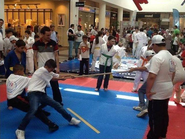 Yetenek Avcısı, Magnesia Avm&rsquo;de Gen&ccedil;lerle Buluştu 1