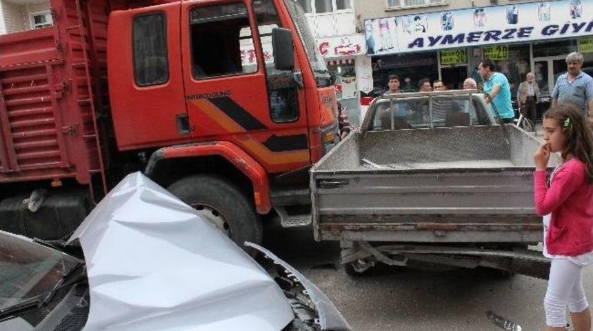 Uyuyan S&uuml;r&uuml;c&uuml; 5 Araca &Ccedil;arptı