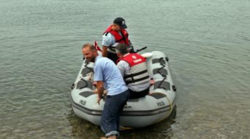 Sapanca G&ouml;l&uuml;'nde Botla S&uuml;r&uuml;klenen Kişi, Polis Botuyla Kurtarıldı