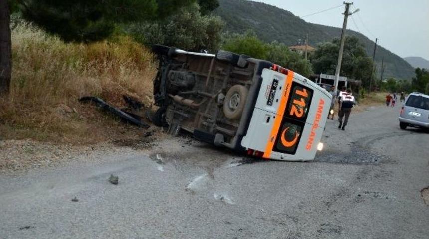 Ambulansla Otomobil Kafa Kafaya &Ccedil;arpıştı: 3 Yaralı