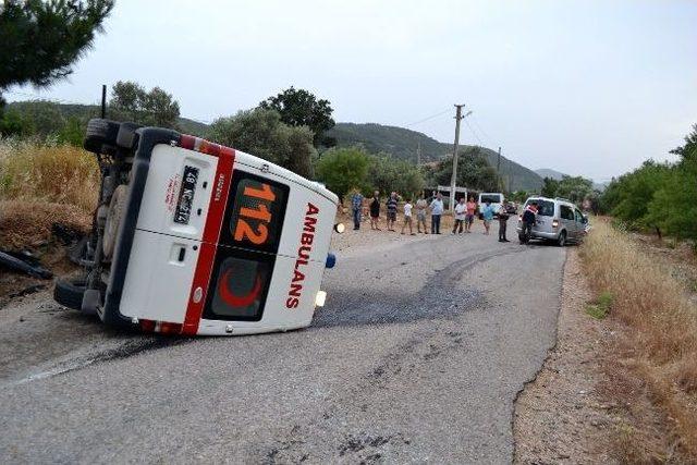 Ambulansla Otomobil Kafa Kafaya Çarpıştı: 3 Yaralı