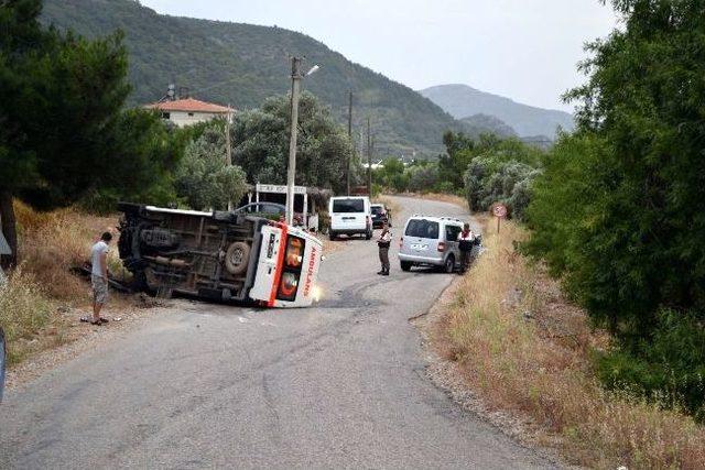 Ambulansla Otomobil Kafa Kafaya Çarpıştı: 3 Yaralı