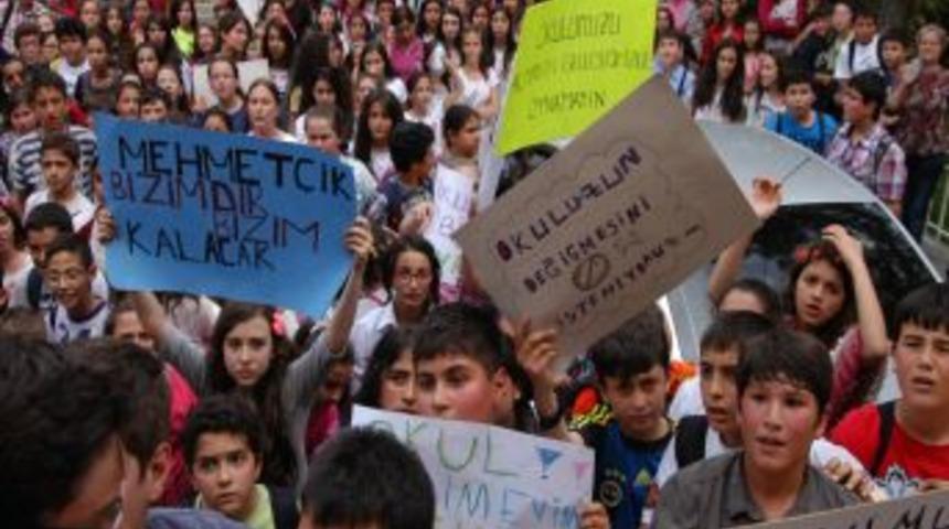 Uşak&rsquo;ta &Ouml;ğrenciler Milli Eğitim M&uuml;d&uuml;rl&uuml;ğ&uuml;'ne Y&uuml;r&uuml;d&uuml;