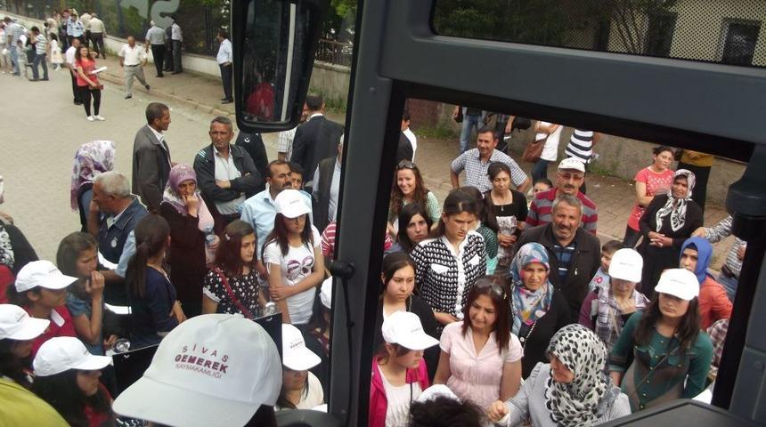 Gemerek'te Başarılı &Ouml;ğrenciler Konvoyla &Ccedil;anakkale'ye Uğurlandı