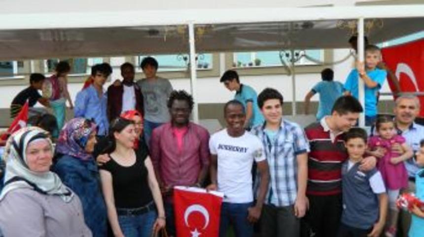 &Ouml;demişliler T&uuml;rk&ccedil;e Olimpiyatları'na Gelen Yabancı &Ouml;ğrencileri Şenlikle Karşıladı
