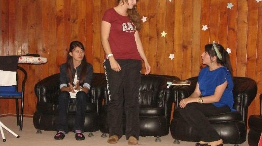 K&uuml; &Ouml;ğrencilerinin Tiyatro G&ouml;sterisi Beğeni İle İzlendi