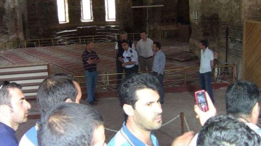 Ayasofya Camii&rsquo;nde Fotoğraf &Ccedil;ekme Krizi