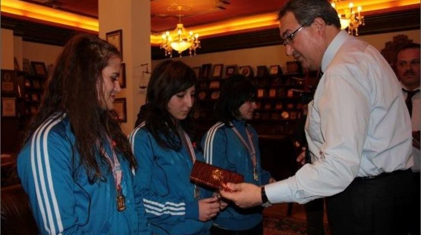 Bayan Boks&ouml;r Mercan, Milli Takım Kampına Katılacak