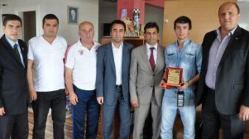 Ger&ccedil;ek ereğli gazetesinden yılın futbolcusuna &ouml;d&uuml;l