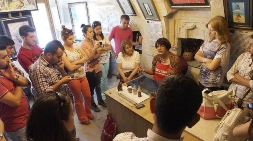 &Ouml;ğrenciler, Ebru Sanatını &Ouml;ğrendi