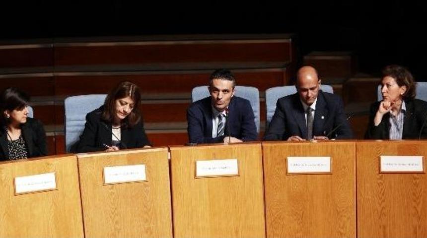 Atat&uuml;rk &Uuml;niversitesi'nde "okullarda Kılık Kıyafet Serbestliği" Konulu Panel