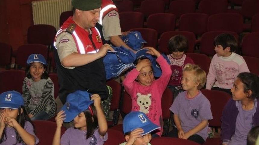 Jandarmadan &Ouml;ğrencilere Şapka