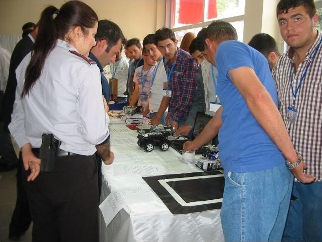 Gediz Meslek Y&uuml;ksekokulu &Ouml;ğrencileri Moda Tasarım Ve Robot Sergisi D&uuml;zenledi