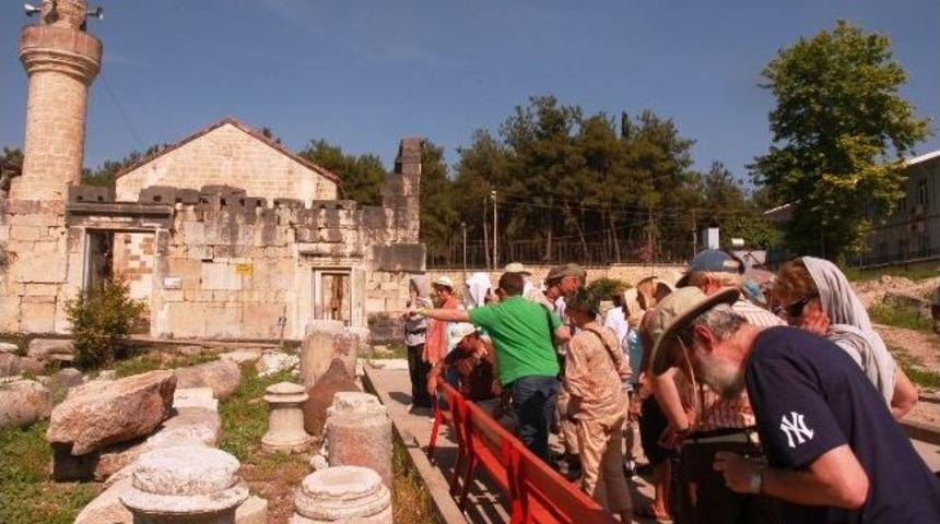 Bel&ccedil;ikalı Turist Kafilesi Tarihi Alacami'yi Gezdi