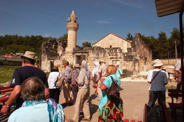 Belçikalı Turist Kafilesi Tarihi Alacami'yi Gezdi