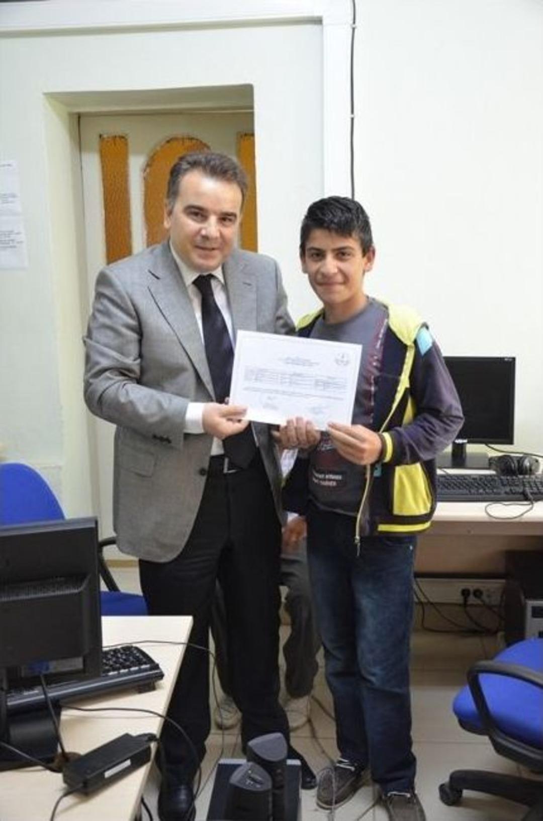 8 Zihinsel Engelli Temel Bilgisayar Eğitimini Tamamladı