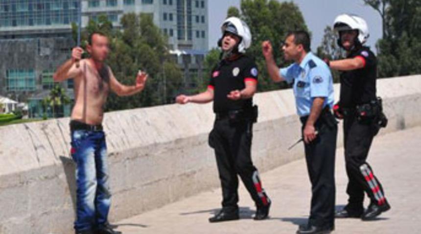 D&ouml;ner bı&ccedil;ağıyla kendi kesmeye &ccedil;alıştı