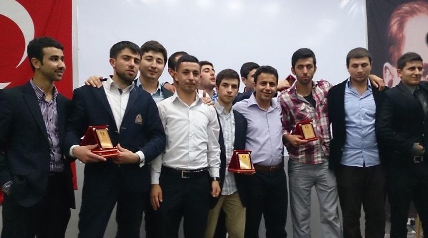 Akyazı MYO &Ouml;ğrencilerinin Mezuniyet Coşkusu